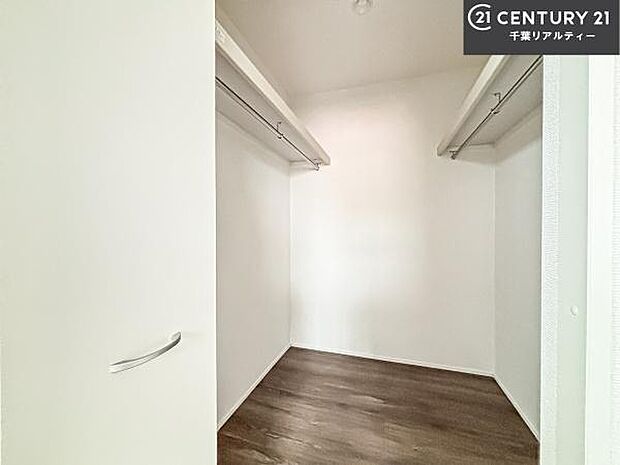 ウォークインクローゼット付きです。たくさんのお洋服などを収納しておけそうですね！他にも扇風機や加湿器など季節物の大きな家電も収納できます。