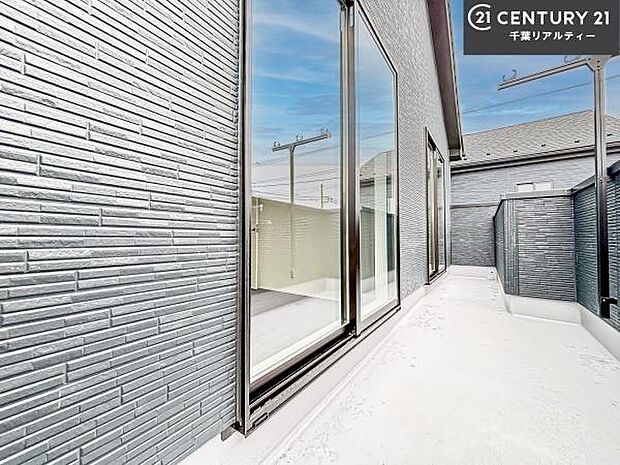 陽当たり良好なバルコニーです！晴れた日には青い空を見渡せる開放的な時間を楽しめます。