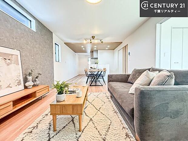 大きな窓からたっぷりの陽ざしが入る明るいリビング。開放感のあるリビングで家族団らんのくつろぎの時間を過ごせます。