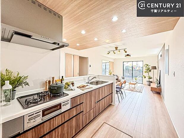 大きな窓からたっぷりの陽ざしが入る明るいリビング。開放感のあるリビングで家族団らんのくつろぎの時間を過ごせます。