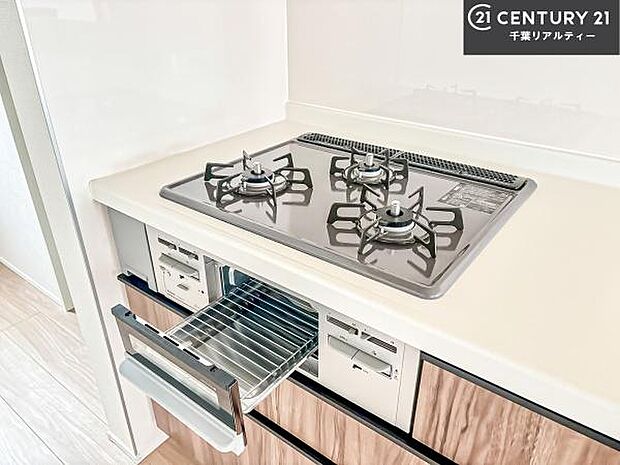 コンロは三口あるのでお料理の同時進行ができます。もちろんグリル付きです。調理スペースも広々している為作業がしやすい!