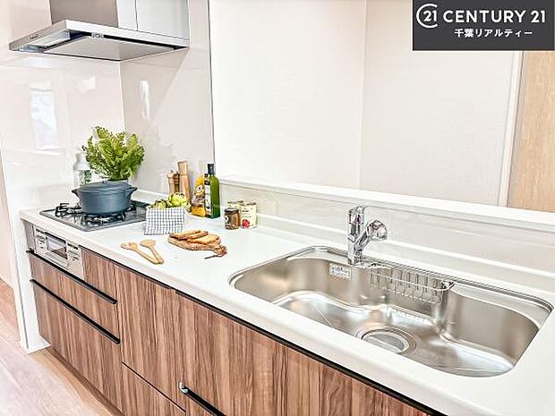 大人気の対面式システムキッチンを採用しています!ご家族のコミュニケーションが自然と増える設計です。お子様にも目が届くので嬉しいですね。広々使えて快適に作業が進みます。