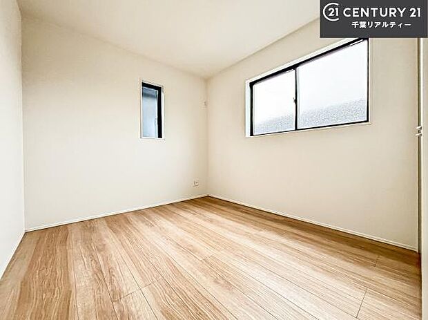 掃き出し窓がないお部屋は、お子様のお部屋としても安心です!収納スペースも充実しているので散らかったお部屋をサッと片付けられます!