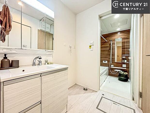 三面鏡仕様の洗面所は、身だしなみがしやすい造り!裏は収納になっています。ドライヤーやお化粧道具を片付けられるので洗面台周りをスッキリと見せることが出来ます!