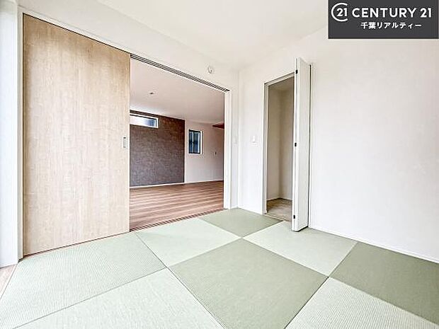 リビングと隣接した和室です!家事の休憩スペースやキッズスペースとして活用するのもよさそうですね!和室の使い方は無限大!