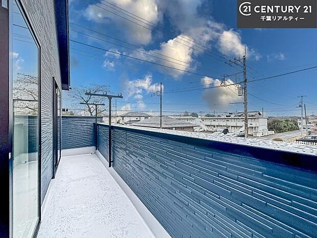 落ち着きある住宅街です!周囲には高い建物がなく、空が広く開放感があり、陽当たりを大きく遮られることもありません!気持ちの良い風が通り抜ける街並みです!