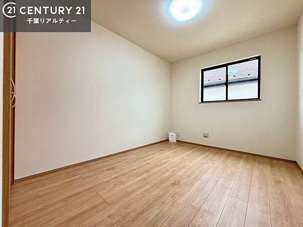 掃き出し窓がないお部屋は、お子様のお部屋としても安心です！収納スペースも充実しているので散らかったお部屋をサッと片付けられます！