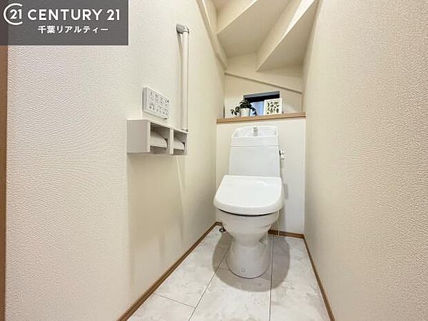1・2階にトイレがございます！朝の忙しい時間帯も待たずにすみそうですね。白を基調とした清潔感のあるトイレでお手入れがしやすいです！