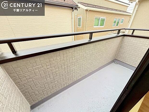 洗濯やくつろぎスペースの使い分けができて便利なバルコニー！晴れた日には青い空を見渡せる開放的な時間を楽しめます。