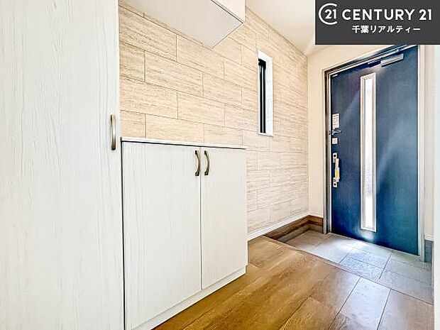 シューズボックス付き。玄関が片付きお掃除がしやすいです！スッキリした玄関で戸を開けた瞬間、清潔感のある心地いい空間が出迎えてくれます。