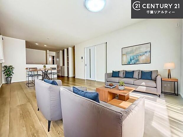 家具はCGパースです。心地良いリビングは家族が自然と集まります。家族団欒の時間が増えそうです。ご家族と、より一層充実した時間を過ごせそうですね。