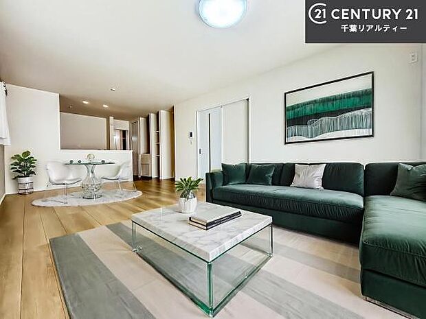 家具はCGパースです。開放感のある広々LDK！ソファーやダイニングテーブルを置いても窮屈にならないので快適に過ごせます！コミュニケーションが取りやすいリビングです！