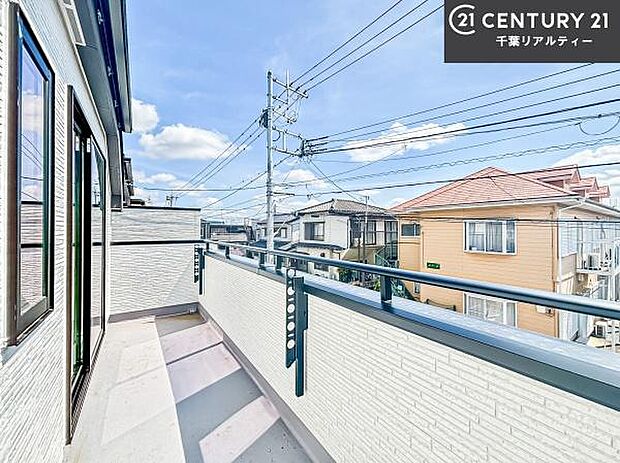 陽当たりの良いバルコニーで、お洗濯物もよく乾きそうですね!お天気の良い日にはバルコニーへ出てリフレッシュするのも気持ちよさそうです。