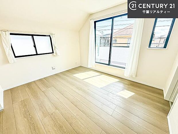 バルコニーに面している洋室です。明るく温もりがあり、換気もしっかりできます!