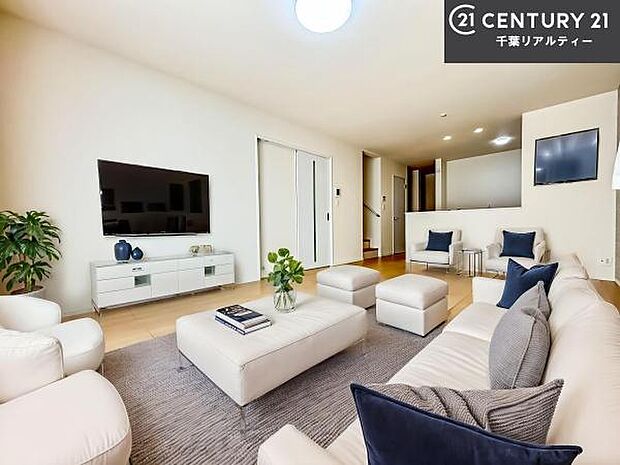 家具はCGパースです。心地良いリビングは家族が自然と集まります。家族団欒の時間が増えそうです。ご家族と、より一層充実した時間を過ごせそうですね。