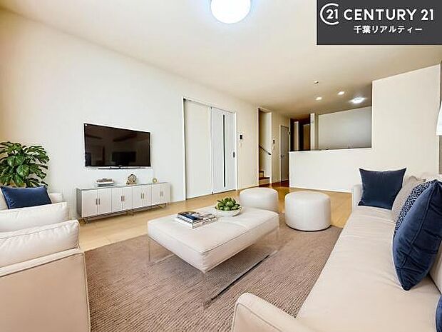 家具はCGパースです。開放感のある広々LDK！ソファーやダイニングテーブルを置いても窮屈にならないので快適に過ごせます！コミュニケーションが取りやすいリビングです！