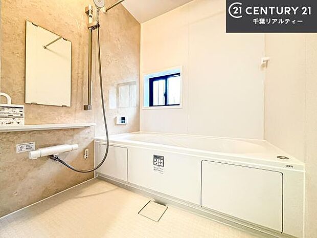 落ち着きある大人の雰囲気のバスルームは、味が出ていてバスタイムが充実！お仕事頑張っているご褒美にお好みの香りの入浴剤を入れて、楽しんでみてはいかがでしょうか？