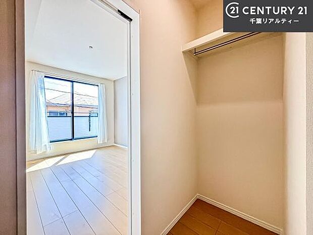 ウォークインクローゼット付きです。たくさんのお洋服などを収納しておけそうですね!他にも扇風機や加湿器など季節物の大きな家電も収納できます!