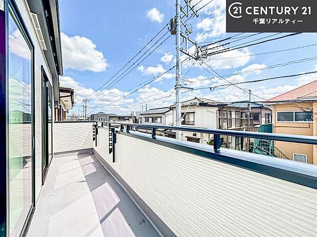 陽当たりの良いバルコニーで、お洗濯物もよく乾きそうですね！お天気の良い日にはバルコニーへ出てリフレッシュするのも気持ちよさそうです。