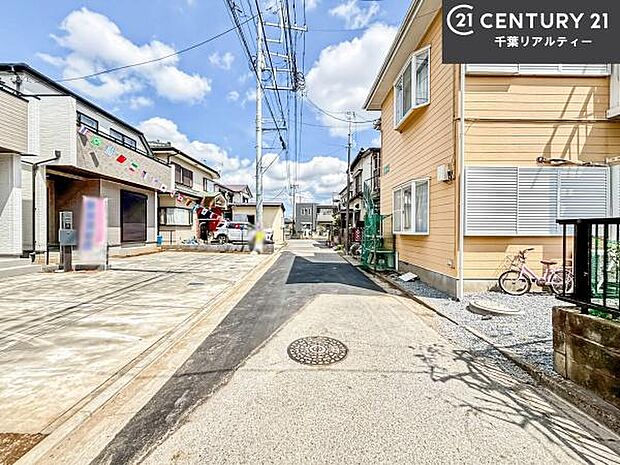 前面道路は4ｍ！陽当り良好な立地です。車庫入れが苦手な方も安心ですね。