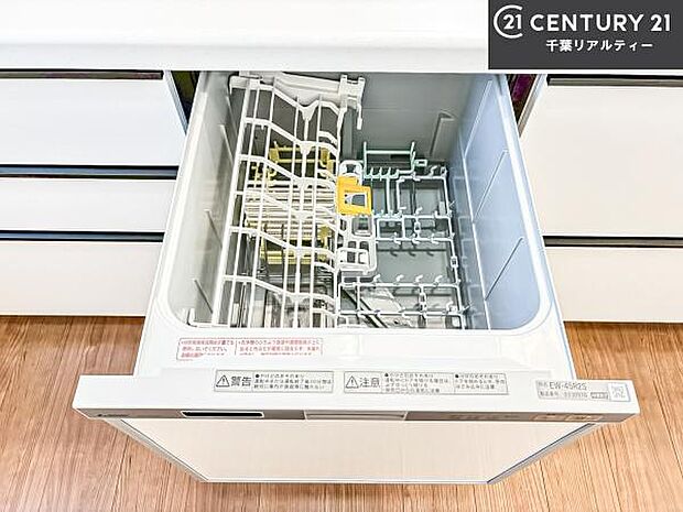 食洗機付きのキッチンです！忙しい時や手荒れ防止として大変活躍する便利な仕様です！ビルトインなのでキッチンの場所を取らず調理スペースを広く使うことが出来ます！