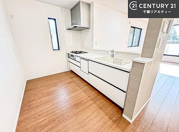 大人気の対面式システムキッチンを採用しています！ご家族のコミュニケーションが自然と増える設計です。お子様にも目が届くので嬉しいですね！広々使えて快適に作業が進みます。