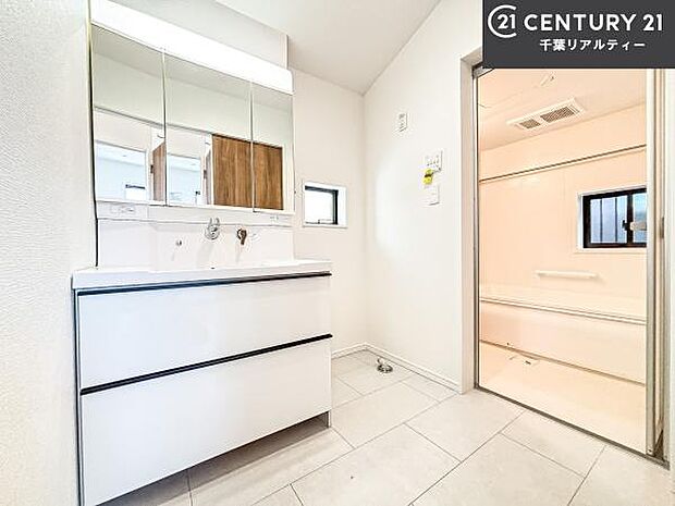 三面鏡仕様の洗面所は、身だしなみがしやすい造り！裏は収納になっています。ドライヤーやお化粧道具を片付けられるので洗面台周りをスッキリと見せることが出来ます！