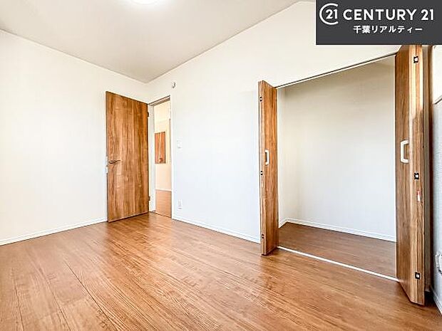 収納スペースがついています！居室をスッキリ整頓する事ができますね。家具を選ばないシンプルなデザインの為、家具を選ばずお気に入りの空間作りができそうですね。