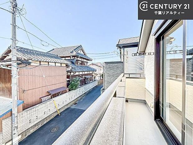 落ち着きある住宅街です！周囲には高い建物がなく、空が広く開放感があり、陽当たりを大きく遮られることもありません！気持ちの良い風が通り抜ける街並みです！