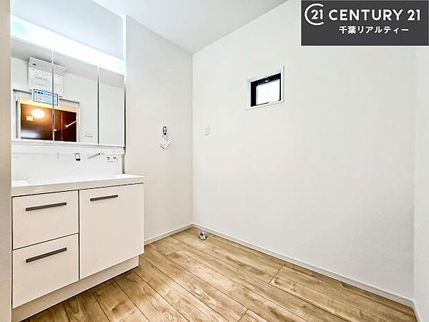 小窓付きの明るい洗面室です！湿気もすぐに入れ替えができて清潔に保つことができます！自然光が差し込むのでお化粧の仕上がりも良くなりますね！