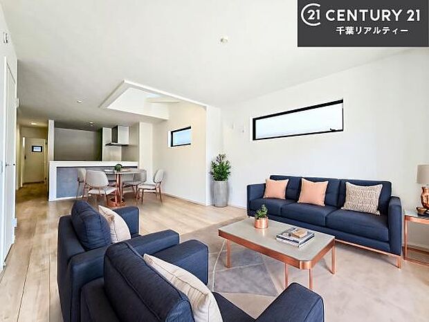 家具はCGパースです。大切な家族が集まるからこそLDKにはこだわりたい。子供たちが元気に笑いながら走り回っている姿を見た時が「広い家にして良かった」と思う瞬間です。