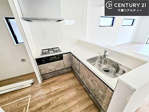 大人気の対面式システムキッチンを採用しています！ご家族のコミュニケーションが自然と増える設計です。お子様にも目が届くので嬉しいですね！広々使えて快適で作業が進みます。