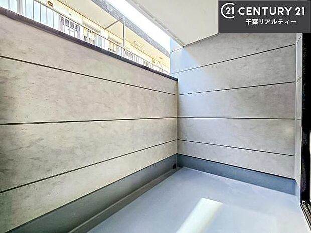 陽当たりの良いバルコニーで、お洗濯物もよく乾きそうですね！お天気の良い日にはバルコニーへ出てリフレッシュするのも気持ちよさそうです。