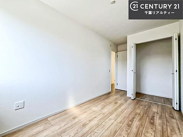 洋室は子供部屋や寝室、色々と用途多彩に利用できますね。収納力もたっぷりなので、広々気持ちよく過ごすことができます。