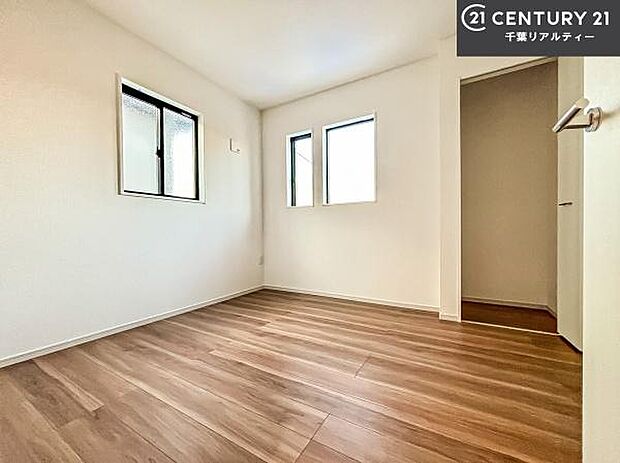 掃き出し窓がないお部屋は、お子様のお部屋としても安心です！収納スペースも充実しているので散らかったお部屋をサッと片付けられます！