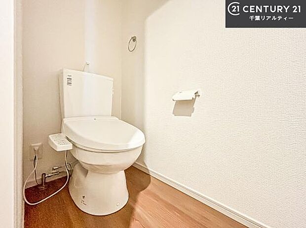 清潔感のある色味のお手洗いです！さわやかでスッキリする空間です！白を基調としているので、お手入れがしやすいトイレです！