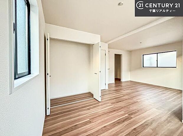 シンプルにデザインされているため、家具を選びません！お気に入りの家具を置いてくつろげる空間を作ることができます。