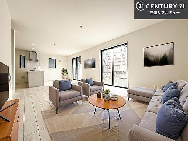 家具はCGパースです。開放感のある広々LDK！ソファーやダイニングテーブルを置いても窮屈にならないので快適に過ごせます！コミュニケーションが取りやすいリビングです！