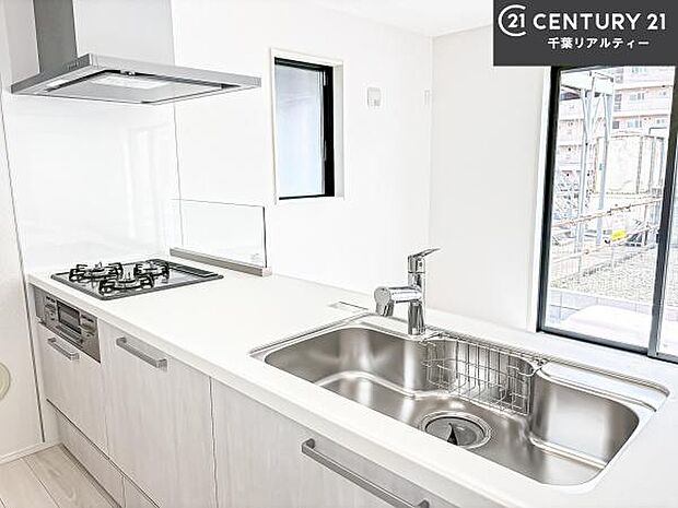 大人気の対面式システムキッチンを採用しています！ご家族のコミュニケーションが自然と増える設計です。お子様にも目が届くので嬉しいですね！広々使えて快適で作業が進みます。