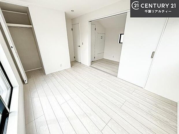 窓からたっぷり光が入り、風通しも良好なため、快適に過ごせる空間です。子ども部屋としても最適で、学習スペースや遊び場としても活用できます。