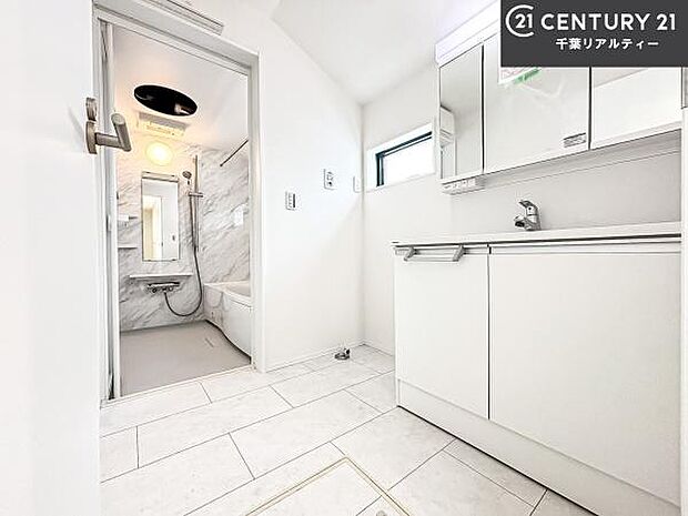 三面鏡仕様の洗面所は、身だしなみがしやすい造り!裏は収納になっています。ドライヤーやお化粧道具を片付けられるので洗面台周りをスッキリと見せることが出来ます!