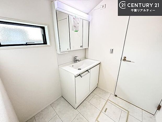 小窓付きの明るい洗面室です!湿気もすぐに入れ替えができて清潔に保つことができます!自然光が差し込むのでお化粧の仕上がりも良くなりますね!