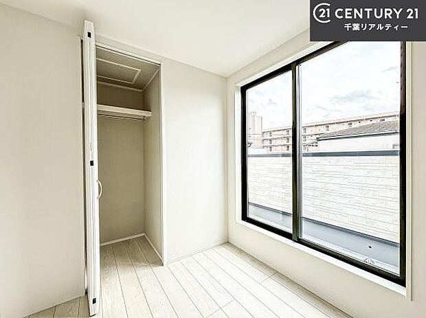 洋室は子供部屋や寝室、色々と用途多彩に利用できますね。収納力もたっぷりなので、広々気持ちよく過ごすことができます。