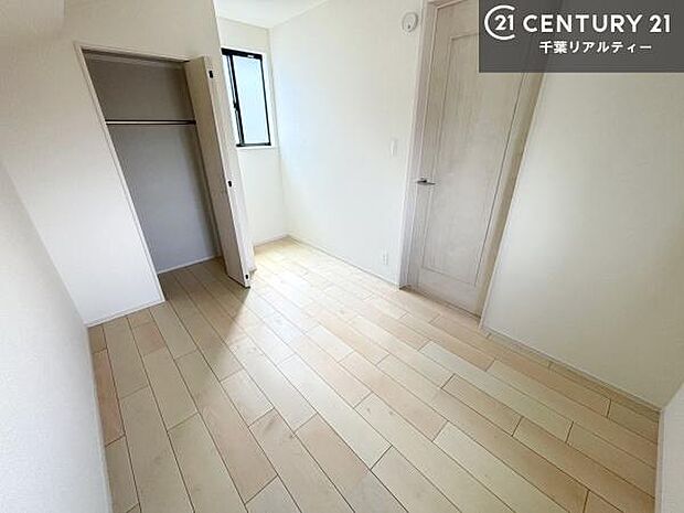 掃き出し窓がないお部屋は、お子様のお部屋としても安心です!収納スペースも充実しているので散らかったお部屋をサッと片付けられます!