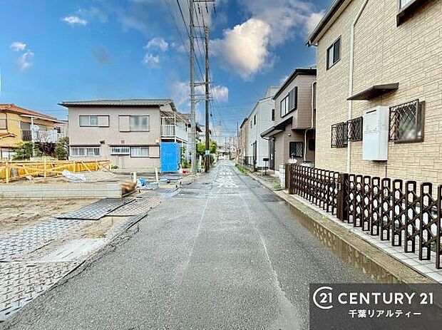 前面道路4.2m!陽当り良好な立地です。車庫入れが苦手な方も安心ですね。