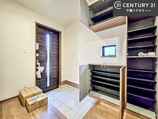 シューズボックス付きなので、玄関が片付きお掃除がしやすいです！スッキリした玄関で戸を開けた瞬間、清潔感のある心地いい空間が出迎えてくれます。