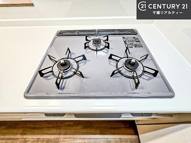 コンロは三口あるのでお料理の同時進行ができます。もちろんグリル付きです。調理スペースも広々している為作業がしやすい！使い勝手が良いシステムキッチンです！