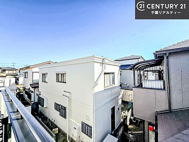 落ち着きある住宅街です!周囲には高い建物がなく、空が広く開放感があり、陽当たりを大きく遮られることもありません!気持ちの良い風が通り抜ける街並みです!