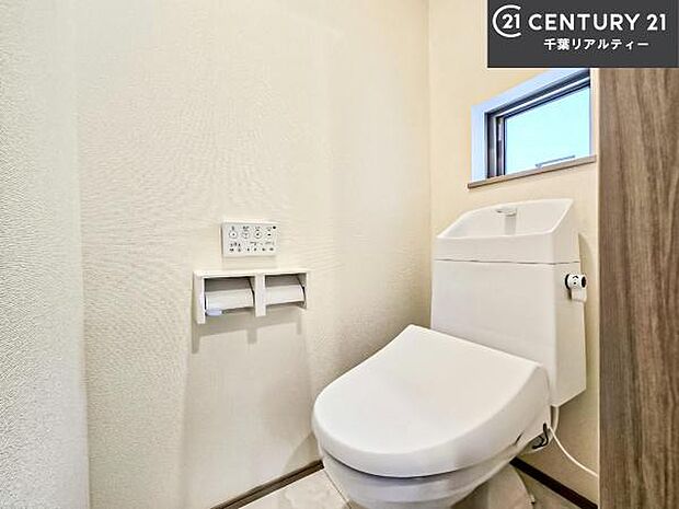 1・2階にトイレがございます!朝の忙しい時間帯も待たずにすみそうですね。白を基調とした清潔感のあるトイレでお手入れがしやすいです!