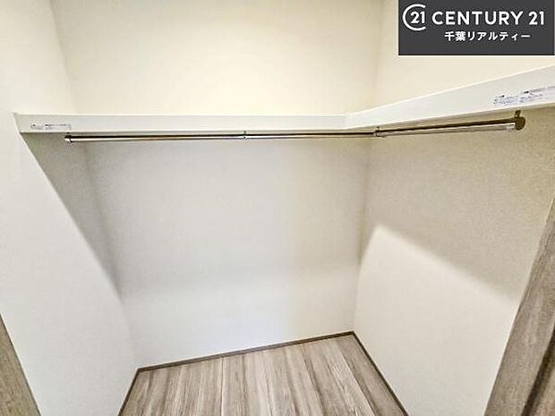 ウォークインクローゼット付きです。たくさんのお洋服などを収納しておけそうですね!他にも扇風機や加湿器など季節物の大きな家電も収納できます!